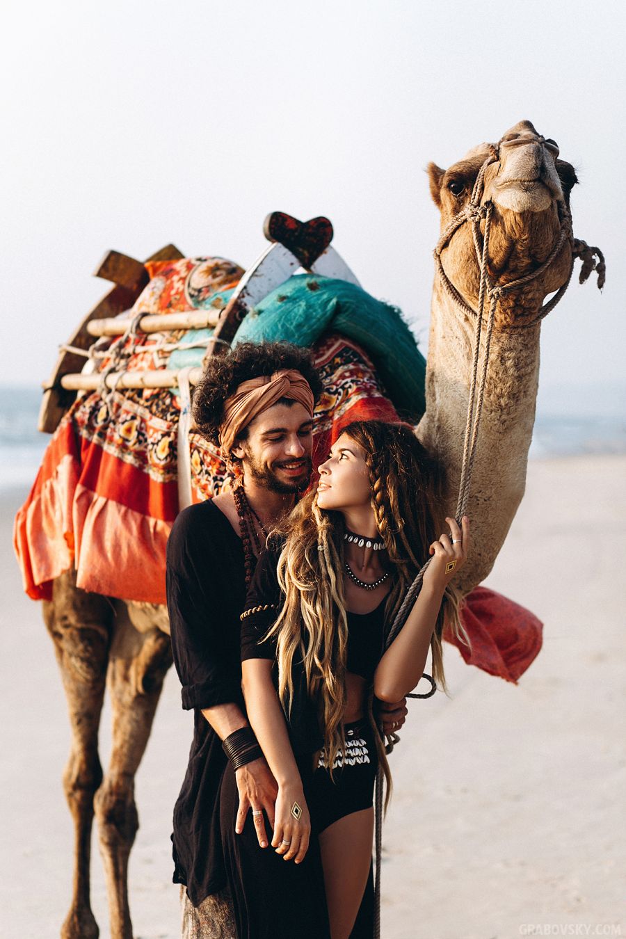 Алиса Белочкина и Андрей Мусалев, фотосессия с верблюдом, Гоа 2016