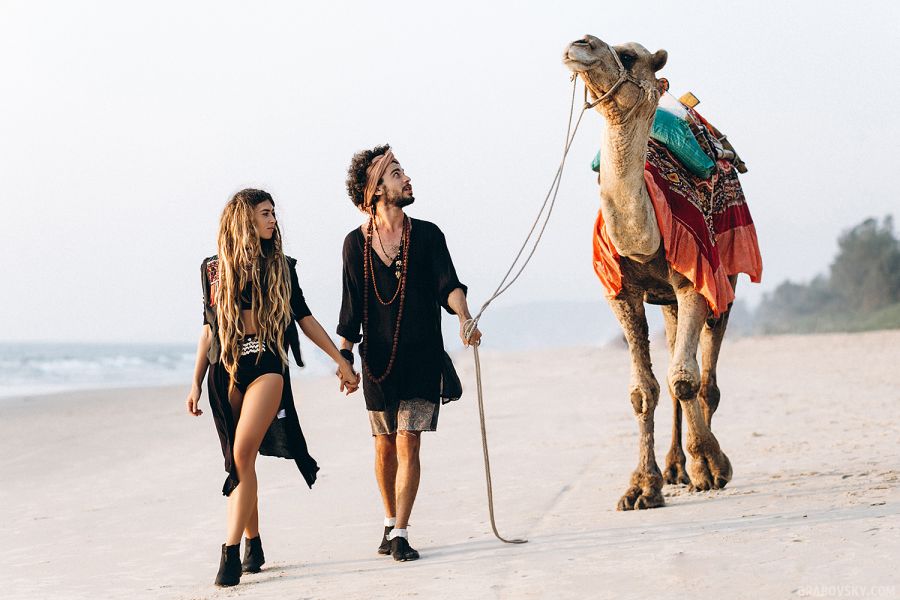 Алиса Белочкина и Андрей Мусалев, фотосессия с верблюдом, пляж в Гоа