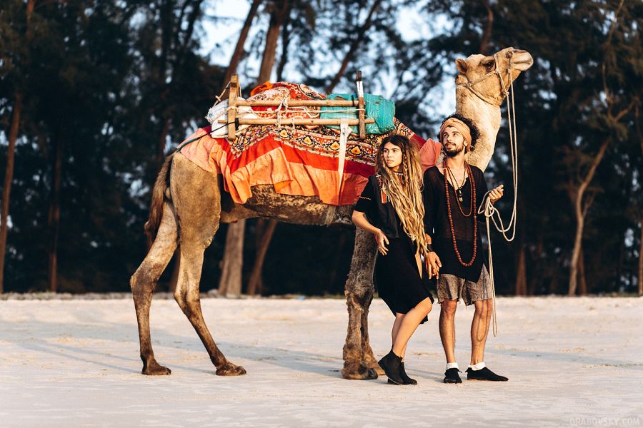 Алиса Белочкина и Андрей Мусалев, фотосессия с верблюдом на пустынном пляже Гоа