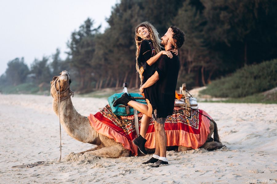 Алиса Белочкина и Андрей Мусалев, фотосессия с верблюдом, Гоа 2016