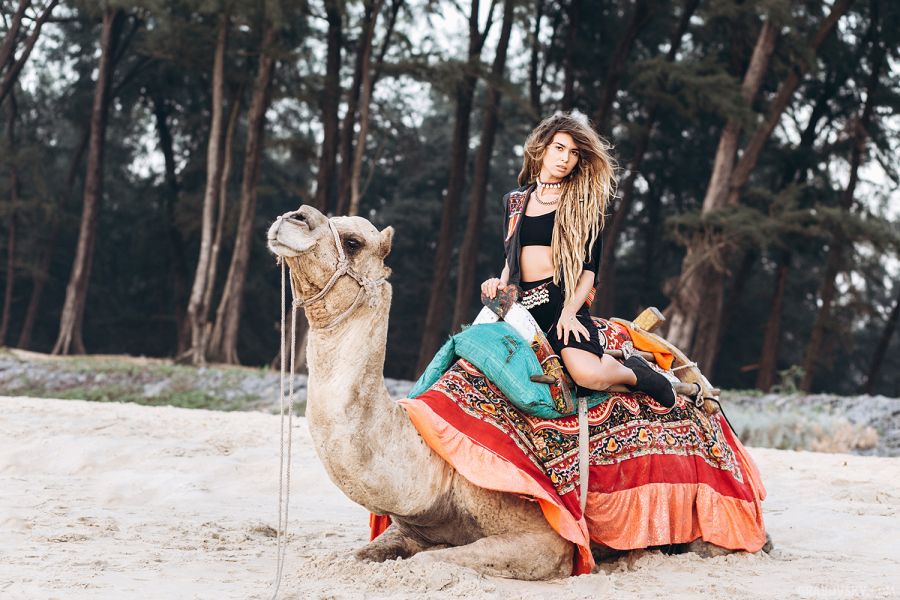 Девушка на верблюде фотосет